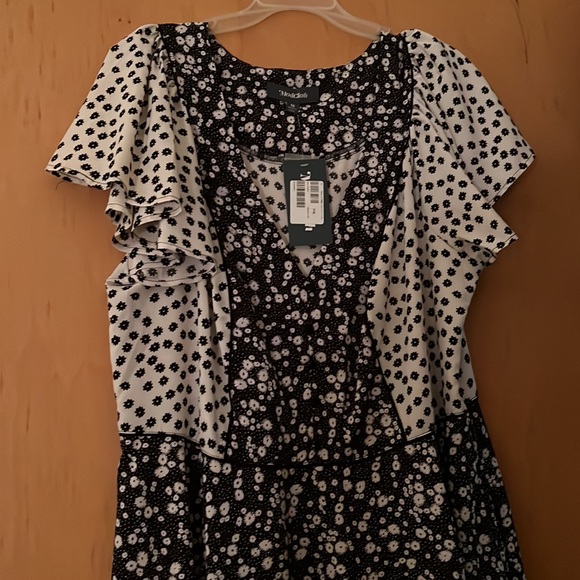 Black and white floral fit and flare dress - Picture 6 of 6